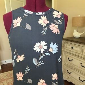 Loft size M sleeveless top.🌸